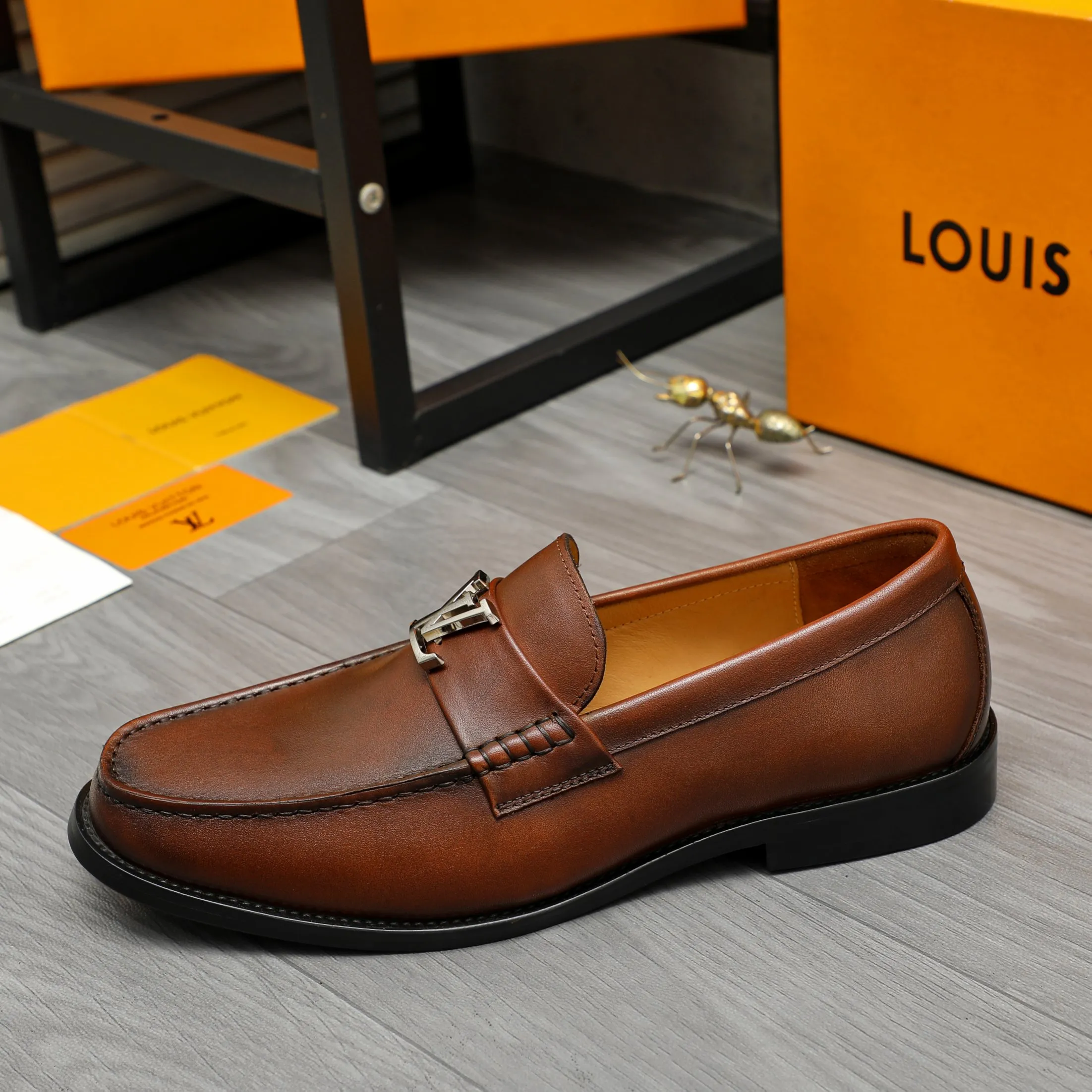 Men's shoes 💰442 Product trademark: LV "Louis Vuitton" business slip-on leather shoes Regular size: 38-46 (45.46 custom-made, non-returnable) Product materials: Selected color-brushed cowhide upper, cowhide lining, original rubber outsole